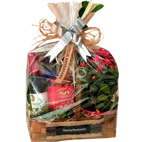 Cesta de Aniversário Vinho Tinto, Chocolates Lindt e Flores - Maria Madame Comércio de Kits e Cestas Ltda