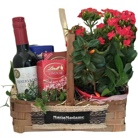 Cesta de Aniversário Vinho Tinto, Chocolates Lindt e Flores - Maria Madame Comércio de Kits e Cestas Ltda
