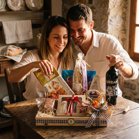 Aniversário de Casamento em Casa: Como montar uma surpresa romântica com as cestas da Maria Madame