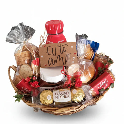 Cesta de café da manhã com biscoitos, pães, chocolate Ferrero Rocher e mensagem 'Eu te amo', Maria Madame