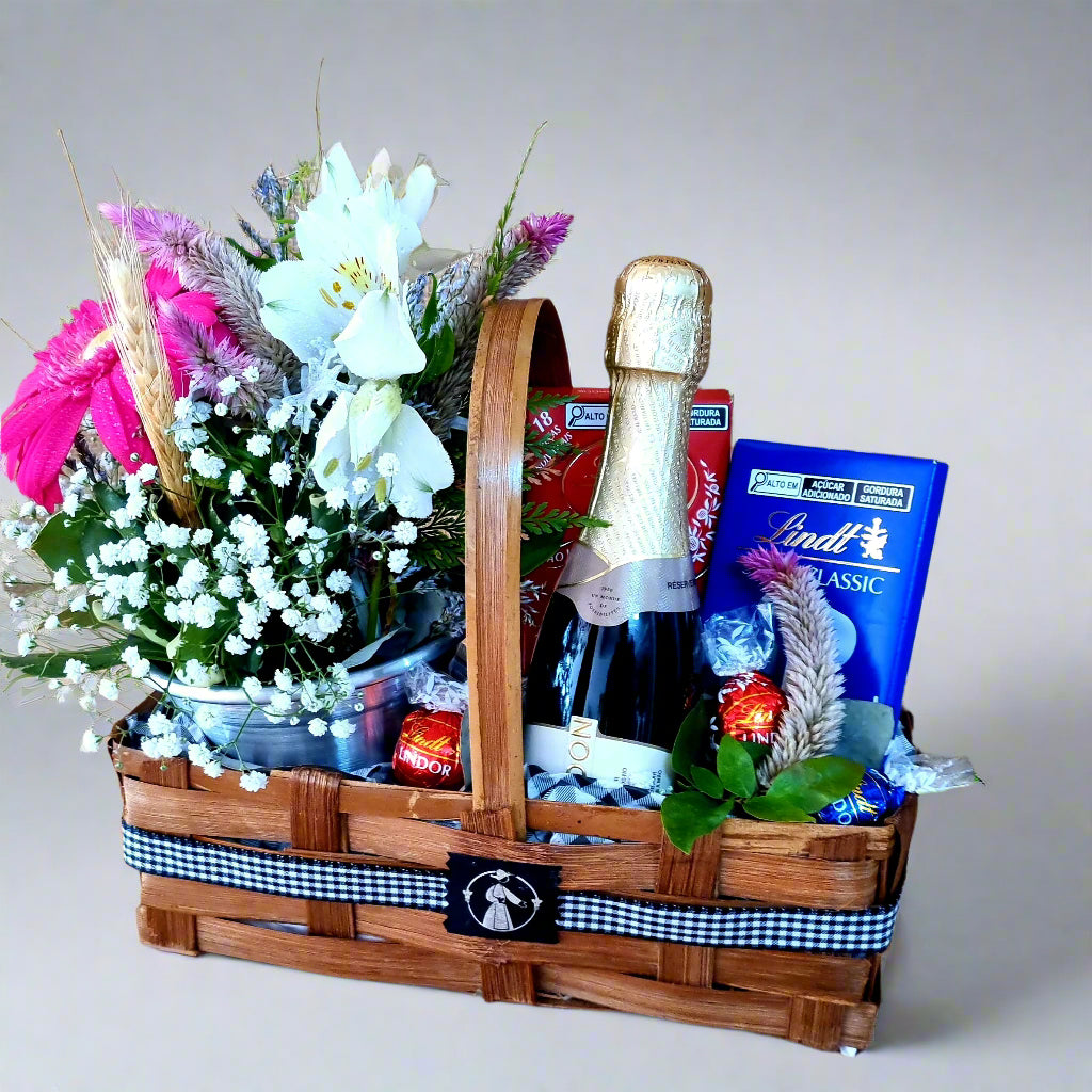 Cesta com Chocolates Lindt, Chandon e Flor