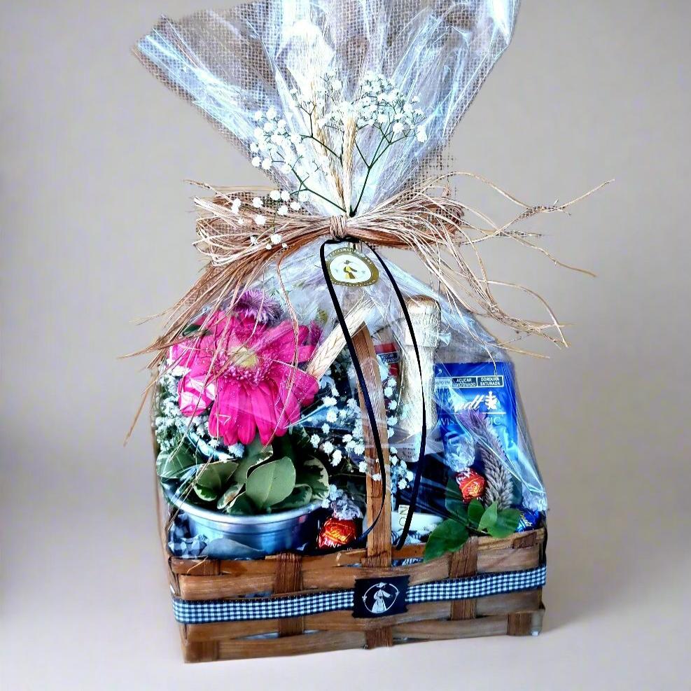 Cesta com Chocolates Lindt, Chandon e Flor