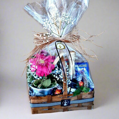 Cesta com Chocolates Lindt, Chandon e Flor