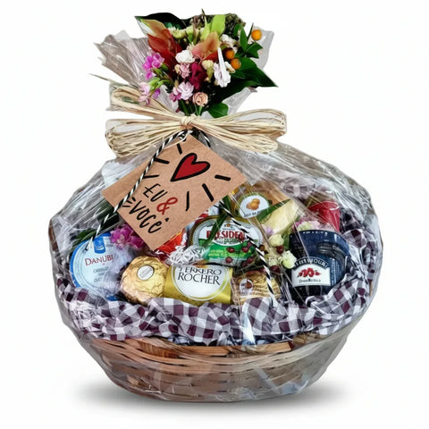 Cesta café da manhã Maria Madame com queijos, doces, chocolates e flores, presente romântico.