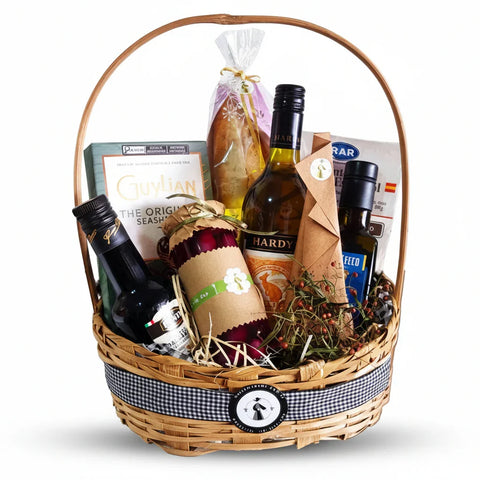 Cesta gourmet Maria Madame com vinhos, chocolates, azeite, pão artesanal e doces.