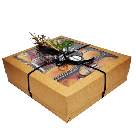 Cesta Café da Manhã com Amor fechada com laço xadrez preto e branco e tag Maria Madame