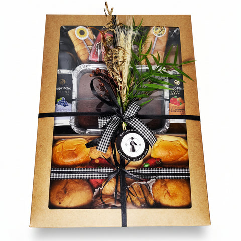 Cesta Café da Manhã com Amor — vista de cima com sucos, brownie, chá, geleias e pães artesanais