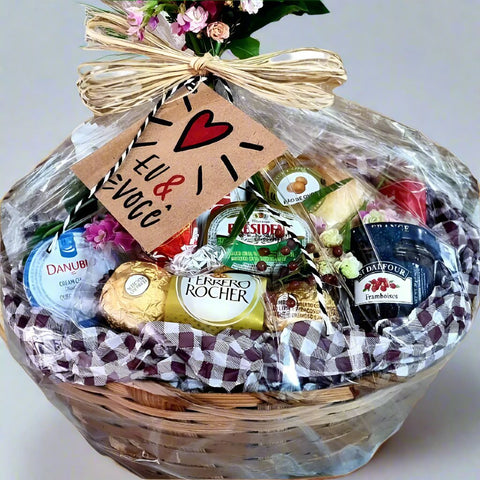 Cesta de Café da Manhã c/ Flores e Chocolates - Maria Madame Com. de Kits e Cestas