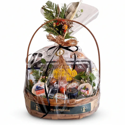 Cesta de café da manhã gourmet decorada da Maria Madame, embalada com itens variados e flores.