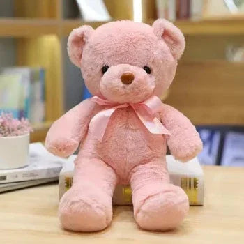 Ursinho de pelúcia rosa com laço, presente criativo Maria Madame em mesa de madeira