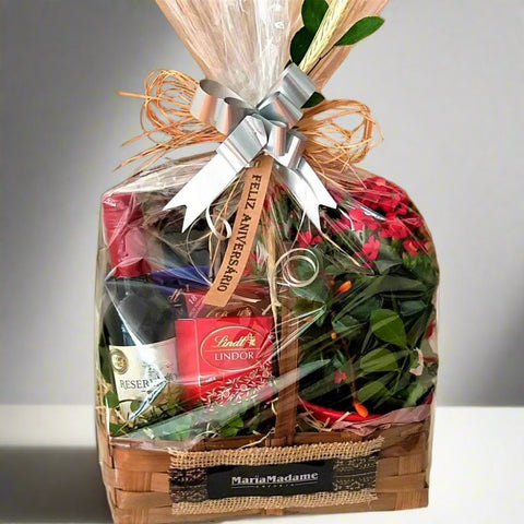 Cesta de Aniversário Vinho Tinto, Chocolates Lindt e Flores - Maria Madame Comércio de Kits e Cestas Ltda