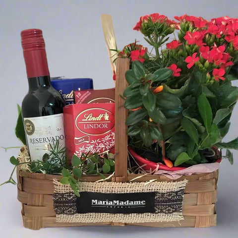 Cesta de Aniversário Vinho Tinto, Chocolates Lindt e Flores - Maria Madame Comércio de Kits e Cestas Ltda